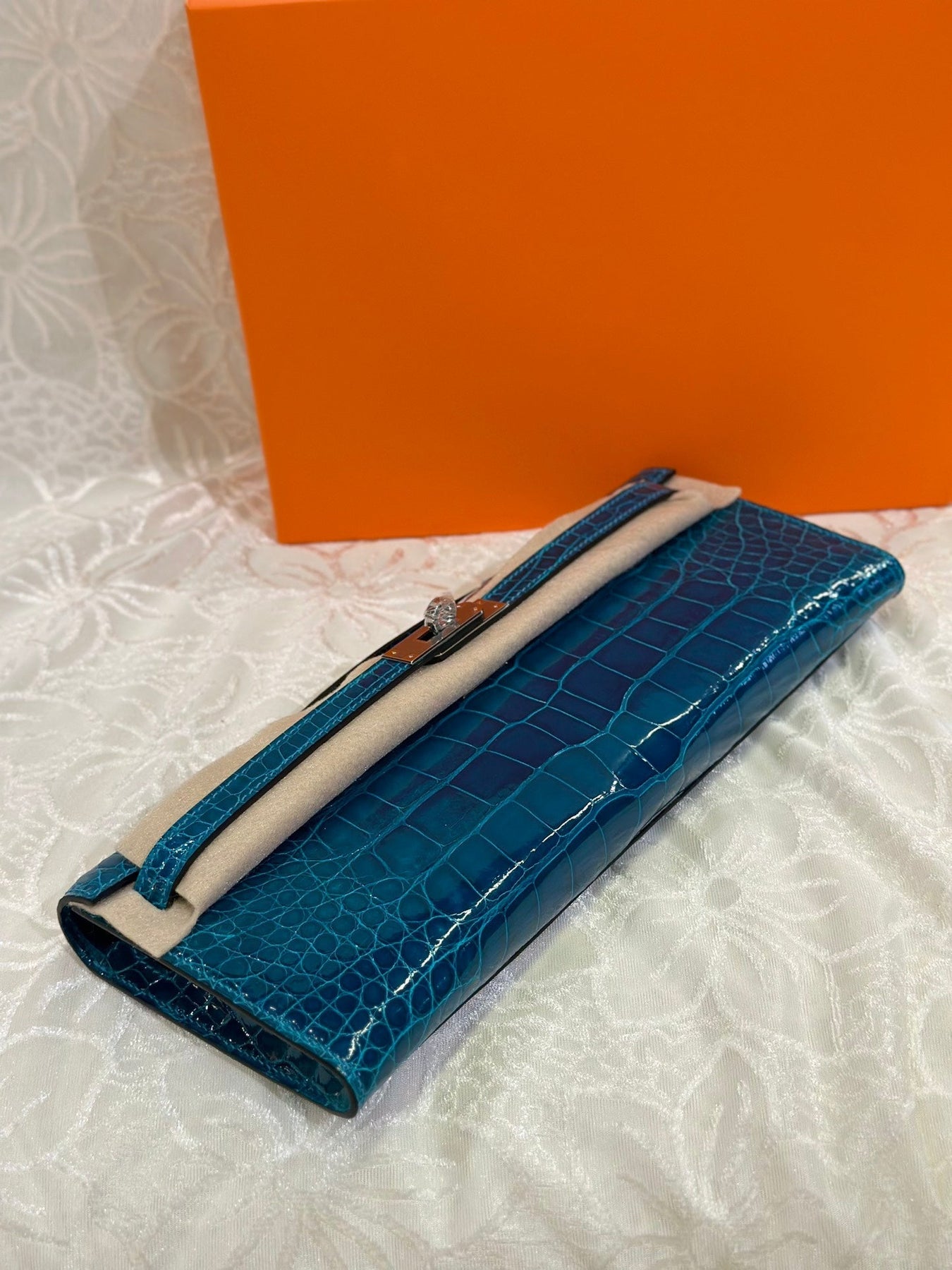 KELLY CUT 31 IN CLASSIC BLUE SHINNY ALLIGATOR LEATHER WITH SILVER HARDWARE