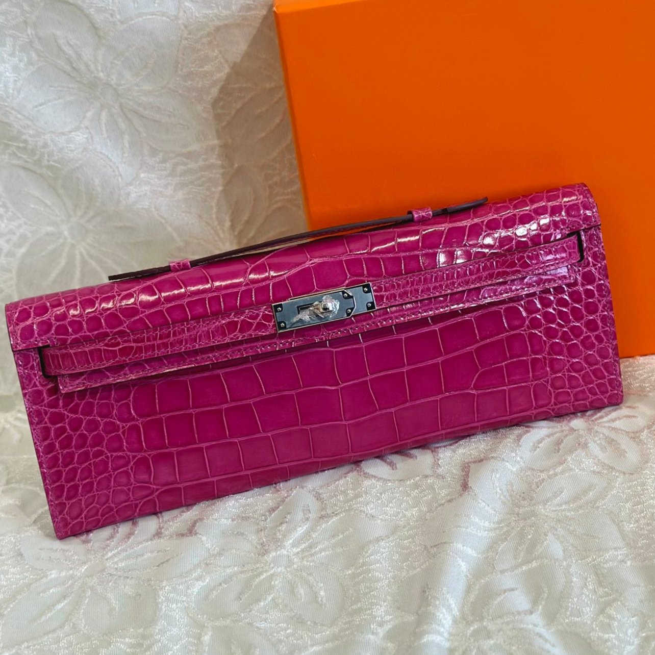 KELLY CUT 31 IN MAGENTA PURPLE SHINNY ALLIGATOR LEATHER WITH SILVER HARDWARE