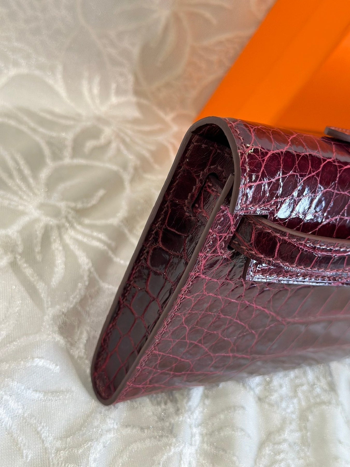 KELLY CUT 31 IN SANGRIA PURPLE SHINNY ALLIGATOR LEATHER WITH SILVER HARDWARE