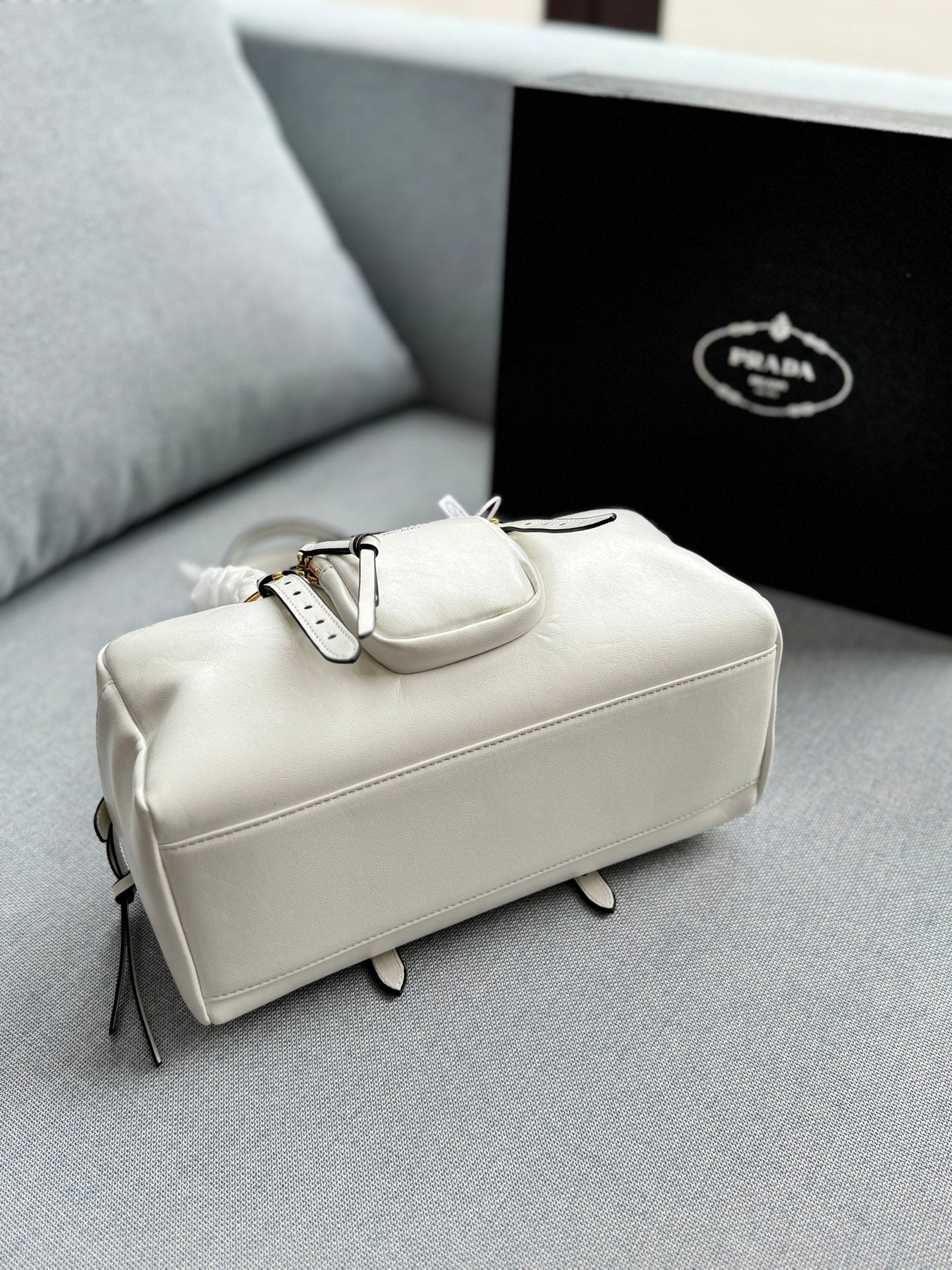 DANGLE TOP HANDLE BAG 30 IN WHITE SHINY CALFSKIN