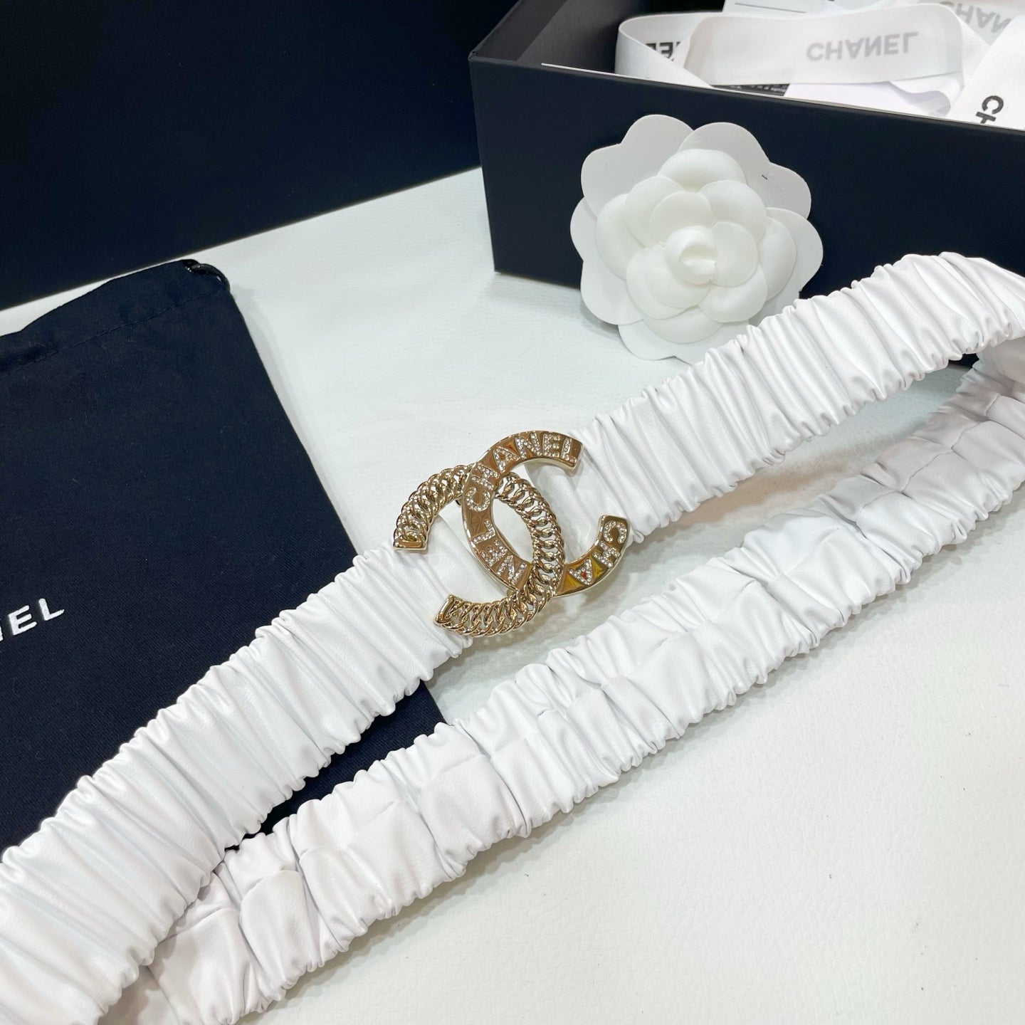 DOUBLE CC 30MM STRETCH BELT IN WHITE CALFSKIN GOLD CHAIN BUCKLE CRYSTAL LOGO