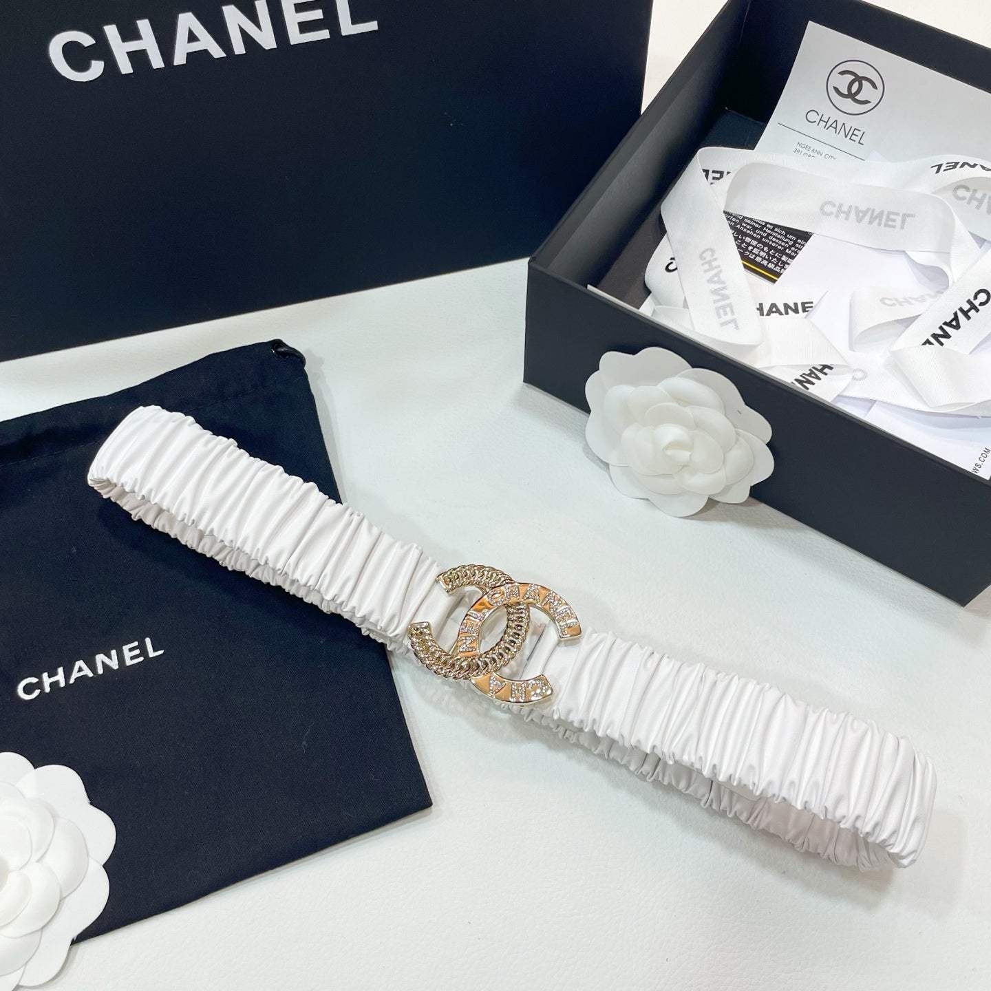 DOUBLE CC 30MM STRETCH BELT IN WHITE CALFSKIN GOLD CHAIN BUCKLE CRYSTAL LOGO