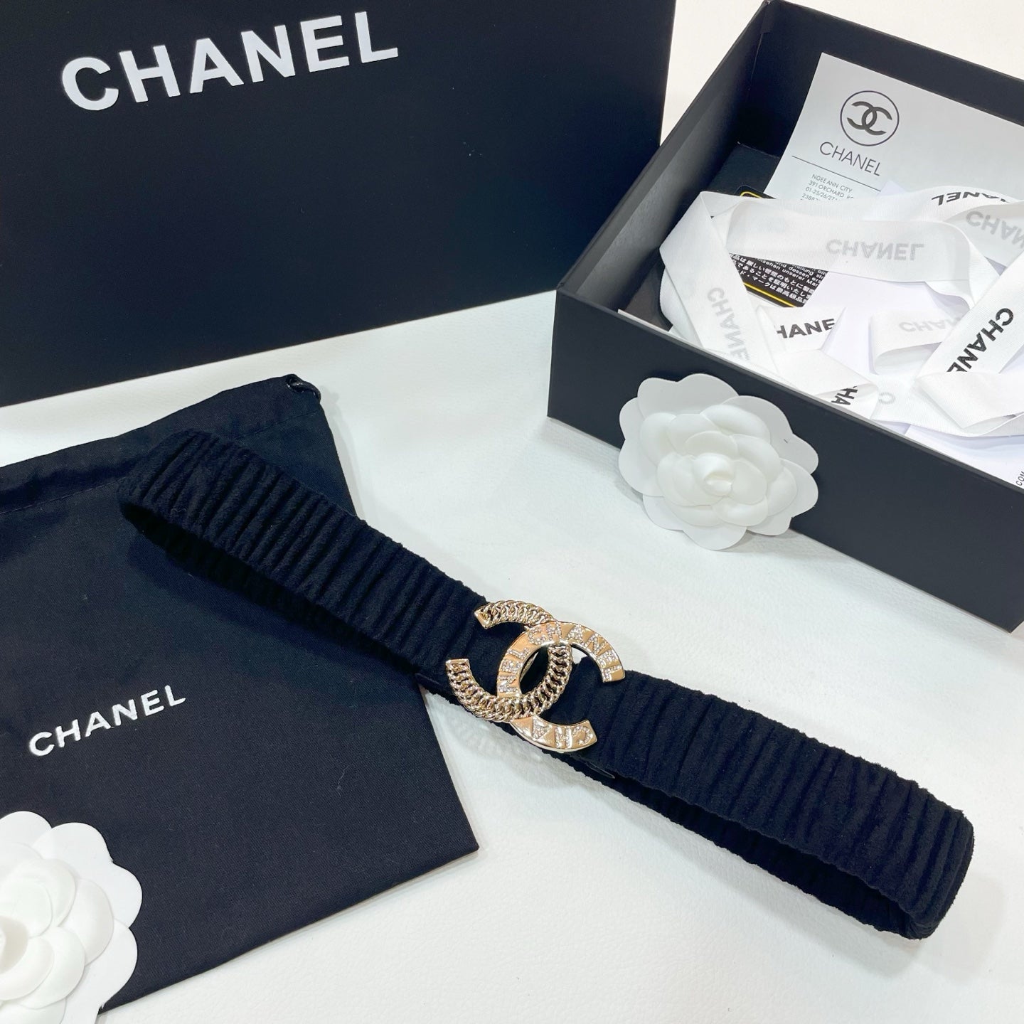 DOUBLE CC 30MM STRETCH BELT IN BLACK SUEDUE WITH GOLD CHAIN BUCKLE CRYSTAL DETAIL