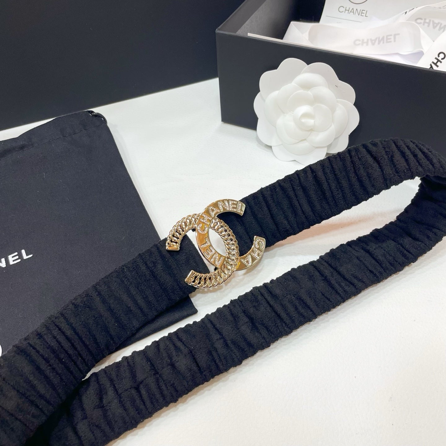 DOUBLE CC 30MM STRETCH BELT IN BLACK SUEDUE WITH GOLD CHAIN BUCKLE CRYSTAL DETAIL