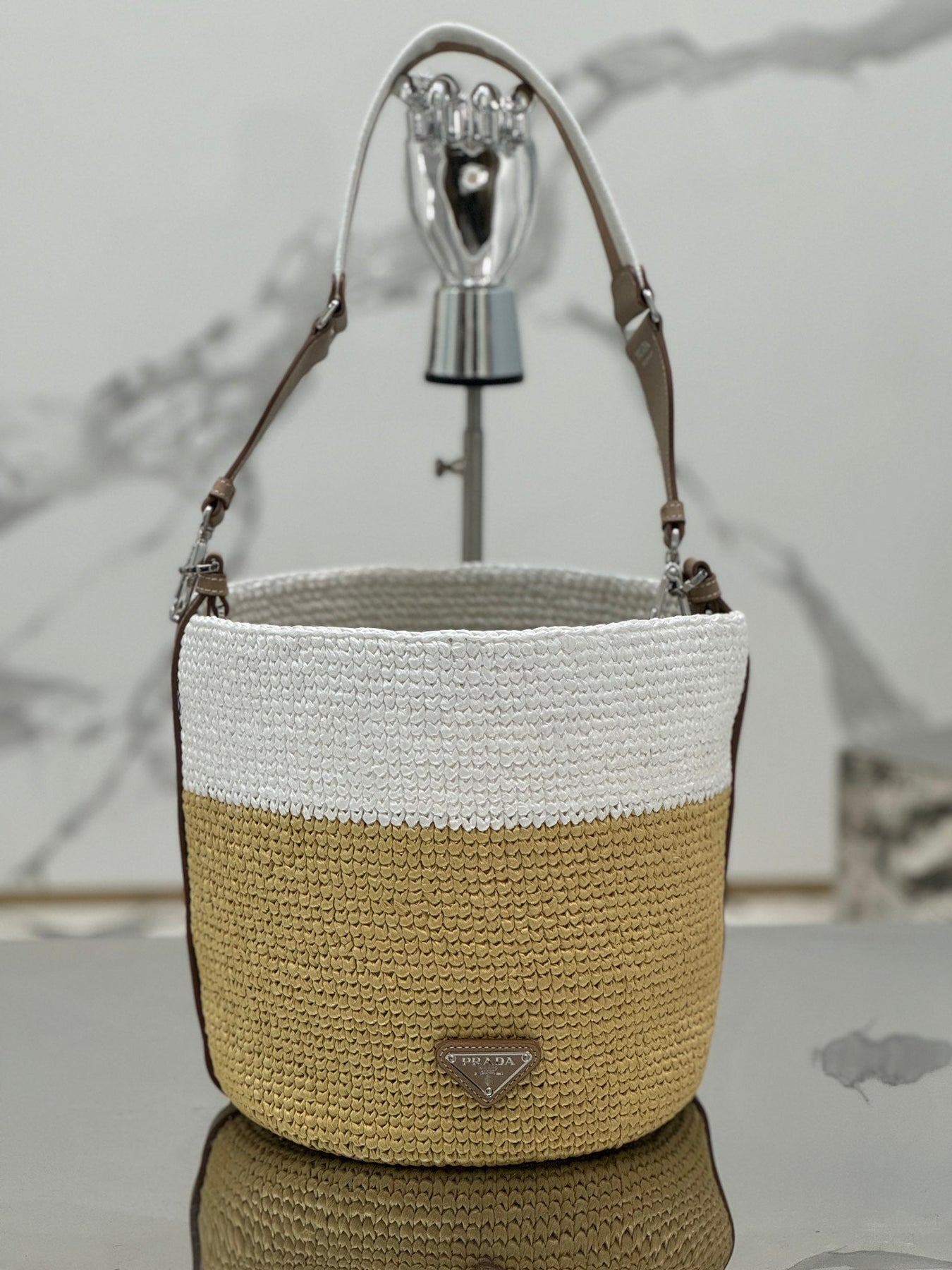 BUCKET BAG 25 IN WHITE MIX BEIGE RAFFIA AND BROWN CALFSKIN HANDLE
