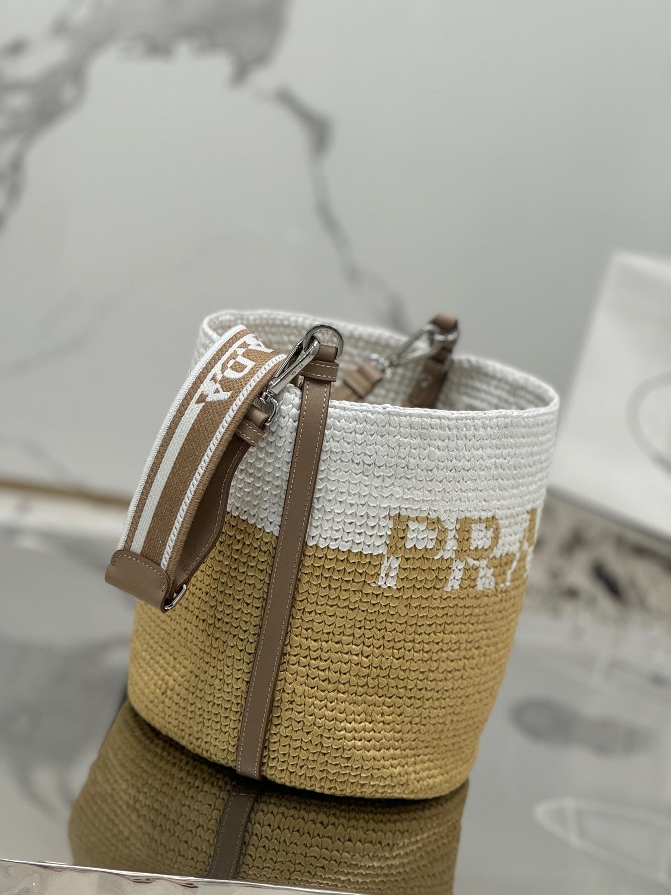 BUCKET BAG 25 IN WHITE MIX BEIGE RAFFIA AND BROWN CALFSKIN HANDLE