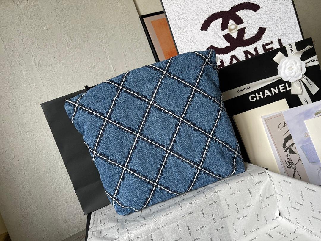 CC MEDIUM 37 CROSSBODY BAG IN BLUE DENIM WITH CHAIN