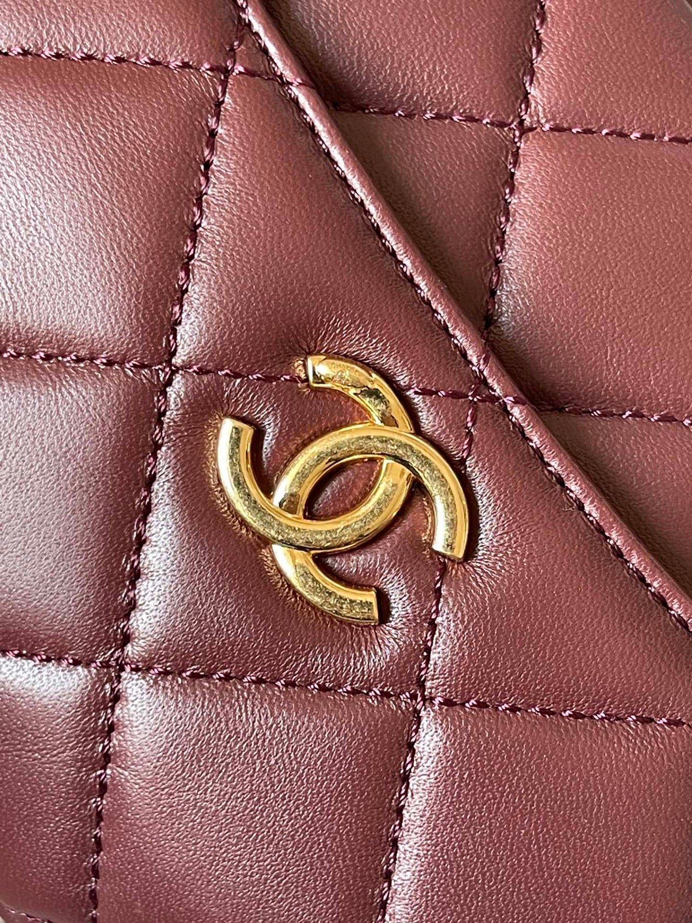 CAMERA BAG 18 IN BUCCANEER RED QUILTED LAMBSKIN DOUBLE C GOLD COIN