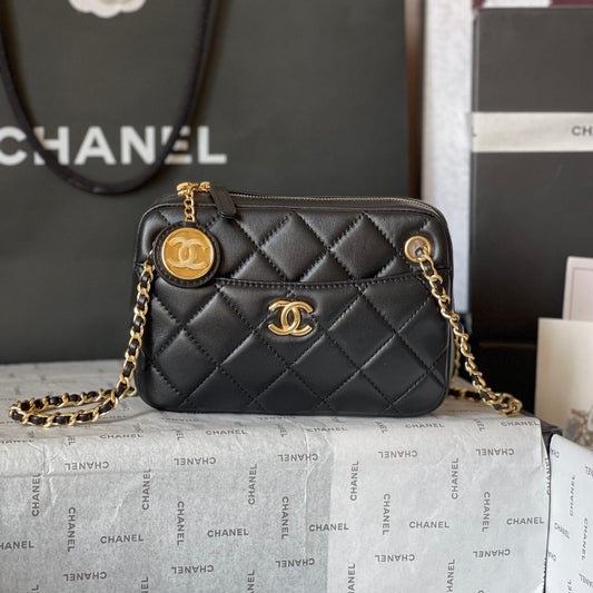 CAMERA BAG 18 IN BLACK QUILTED LAMBSKIN DOUBLE C GOLD COIN