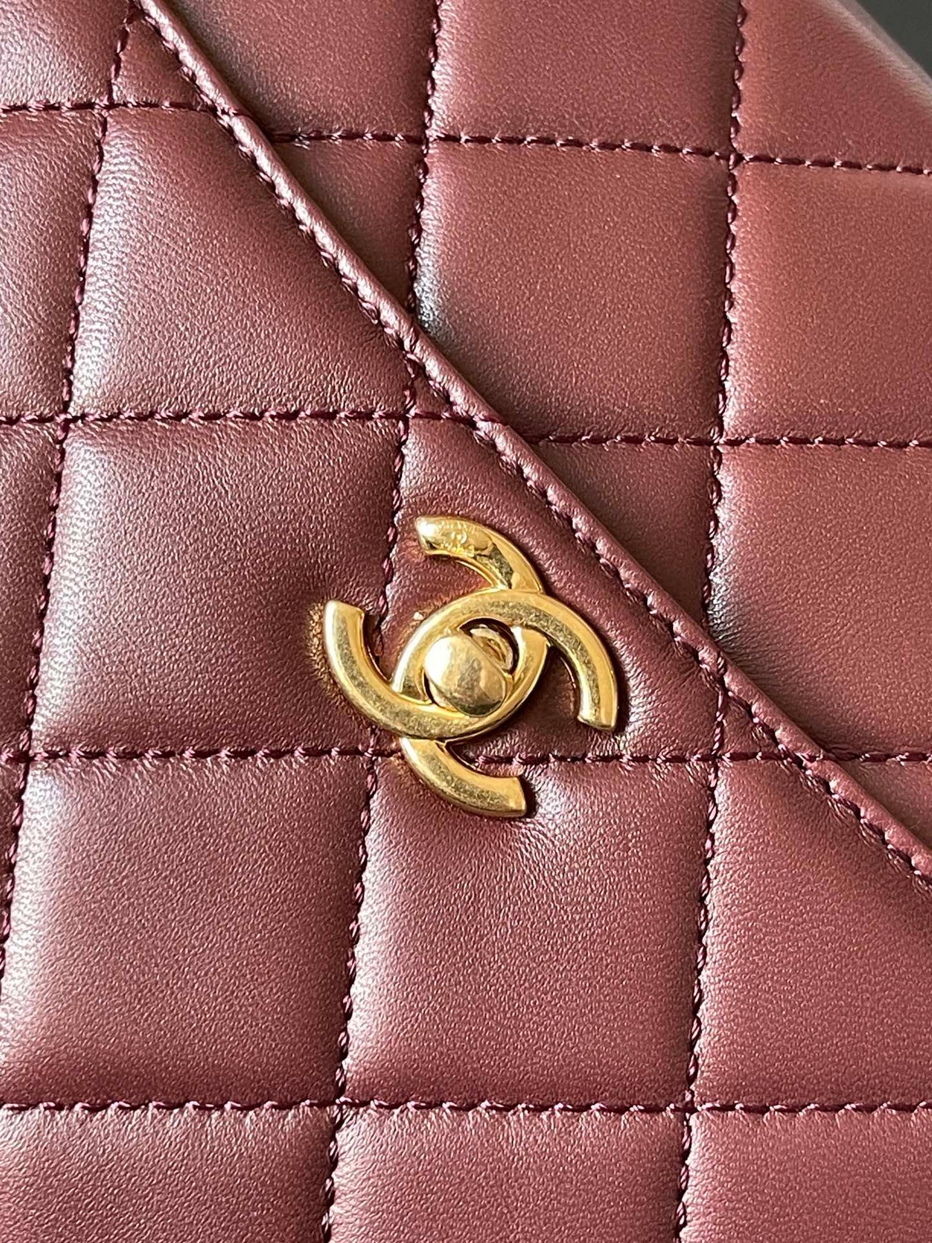 CAMERA BAG 24 IN BUCCANEER RED QUILTED LAMBSKIN DOUBLE C GOLD COIN