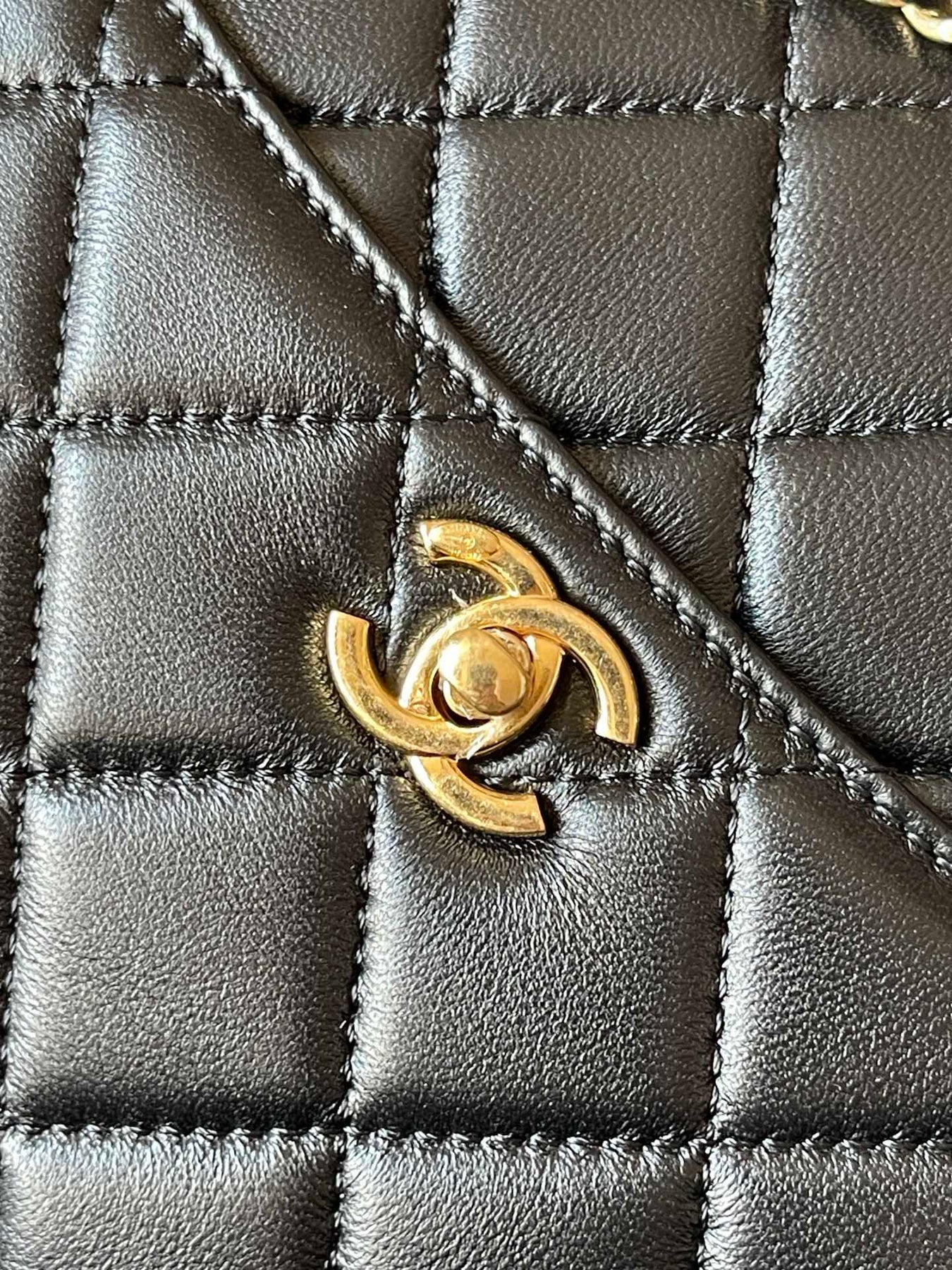 CAMERA BAG 24 IN BLACK QUILTED LAMBSKIN DOUBLE C GOLD COIN