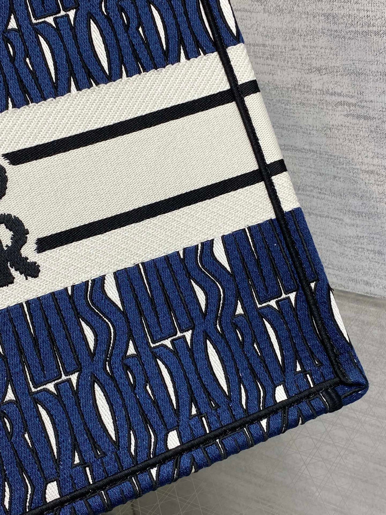 MISS MEDIUM TOTE 36 IN WHITE MIX DEEP COVE BLUE CANVAS