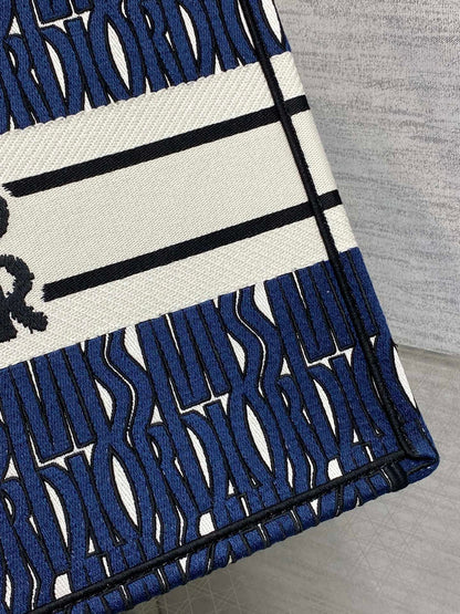 MISS MEDIUM TOTE 36 IN WHITE MIX DEEP COVE BLUE CANVAS