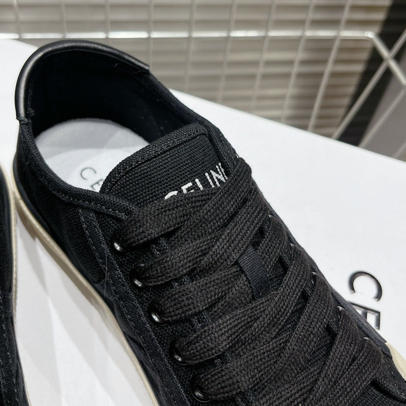 JANE SNEAKERS LOW LACE-UP WITH TRIOMPHE PATCH IN CANVAS AND CALFSKIN BLACK