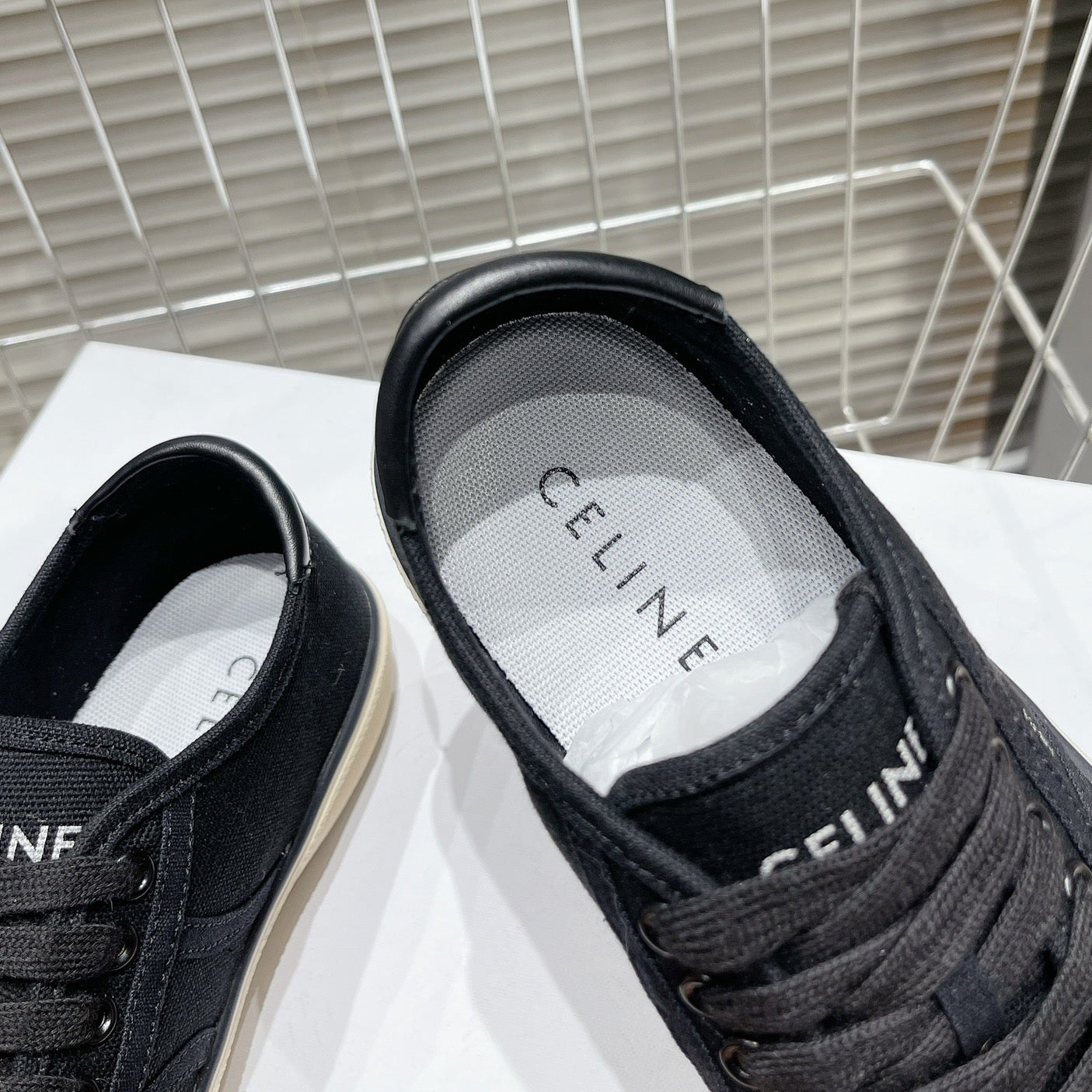 JANE SNEAKERS LOW LACE-UP WITH TRIOMPHE PATCH IN CANVAS AND CALFSKIN BLACK