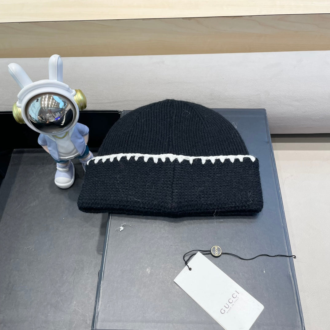 BEANIE HAT IN BLACK WOOL 416413