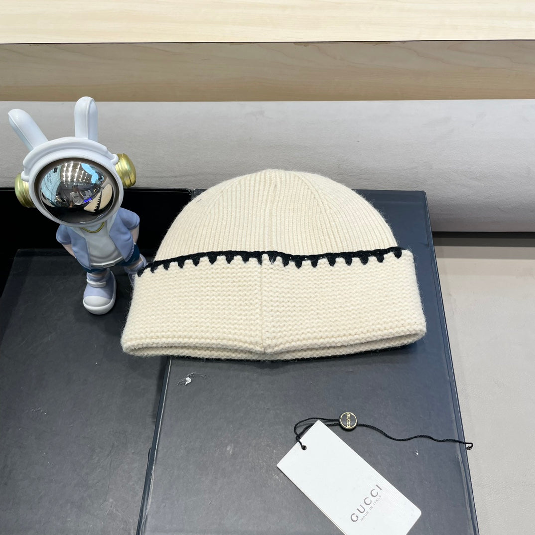 BEANIE HAT IN BEIGE WOOL 416415