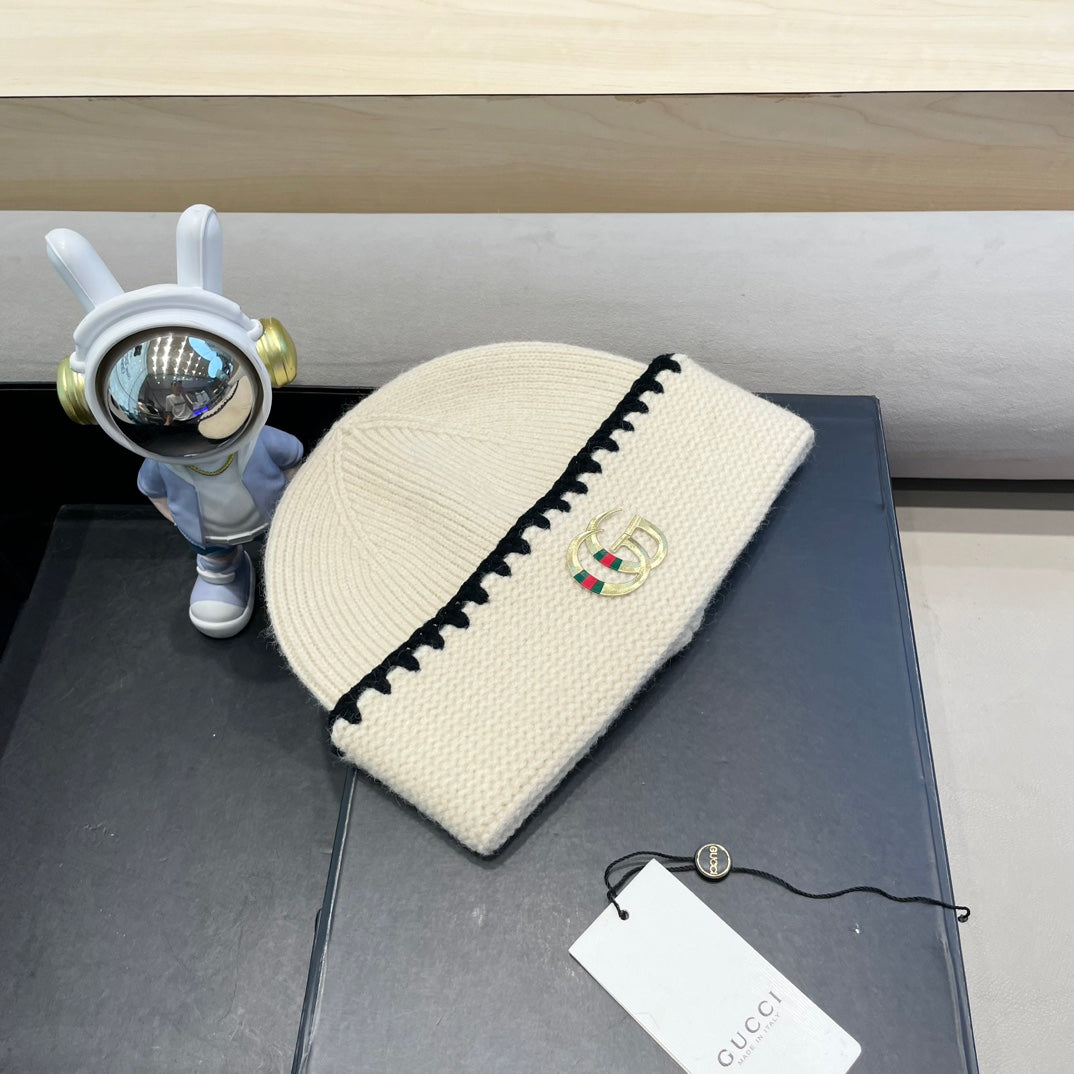 BEANIE HAT IN BEIGE WOOL 416415