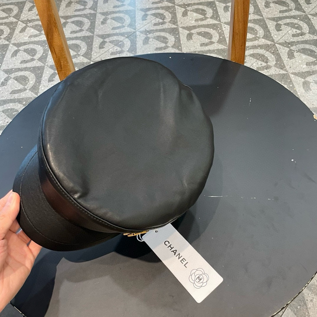 NEWSBOY CAP IN BLACK CALFSKIN 421107