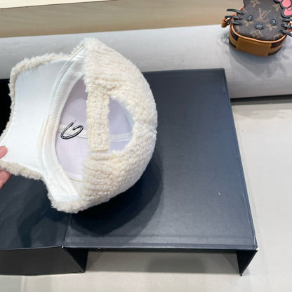 BASEBALL CAP IN WHITE WOOL 421243