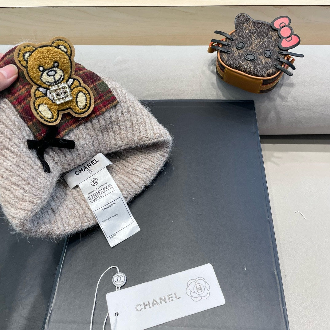 BEANIE HAT IN CAMEL BEIGE WOOL WITH BOW 421255