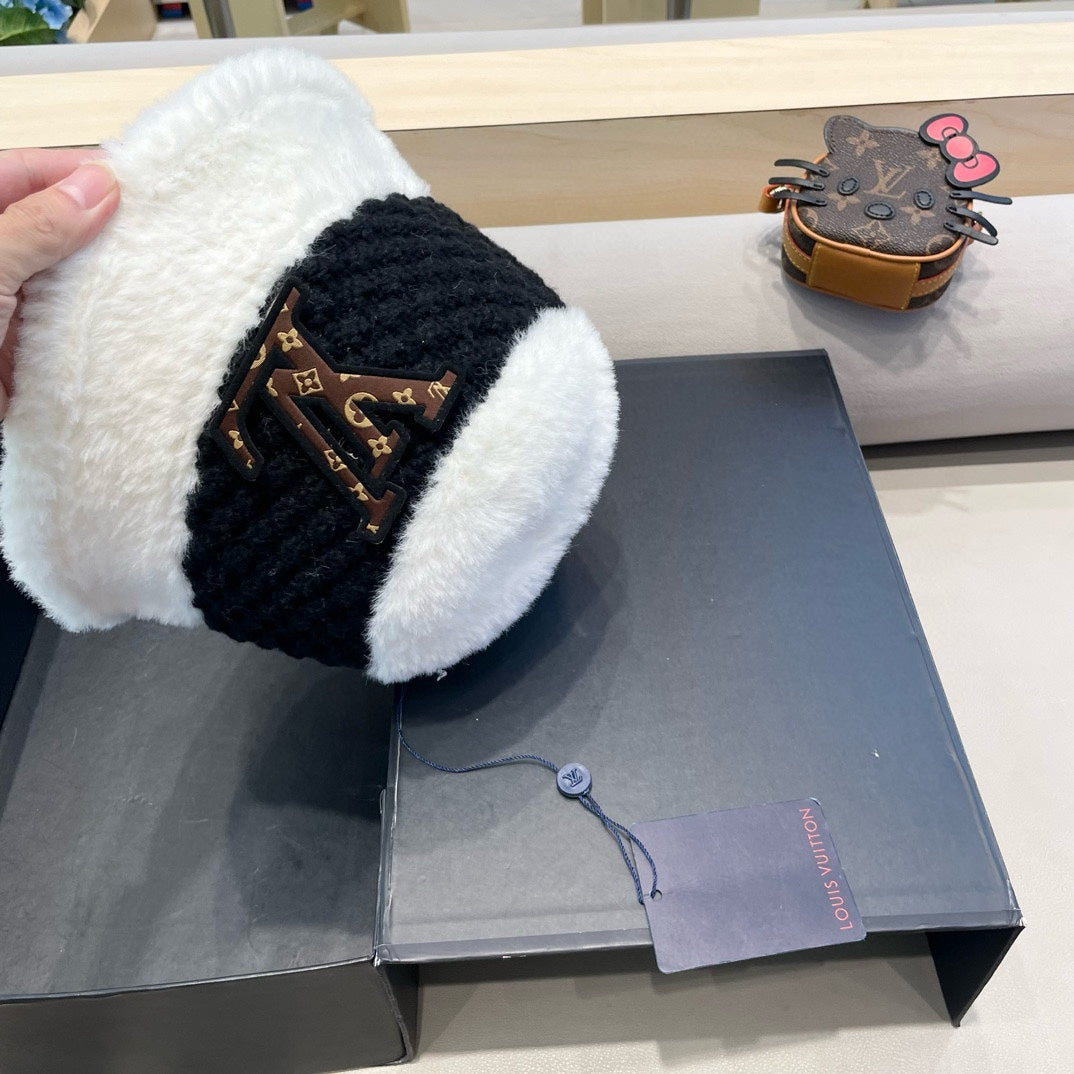 BUCKET HAT IN WHITE MIX BLACK WOOL 421040