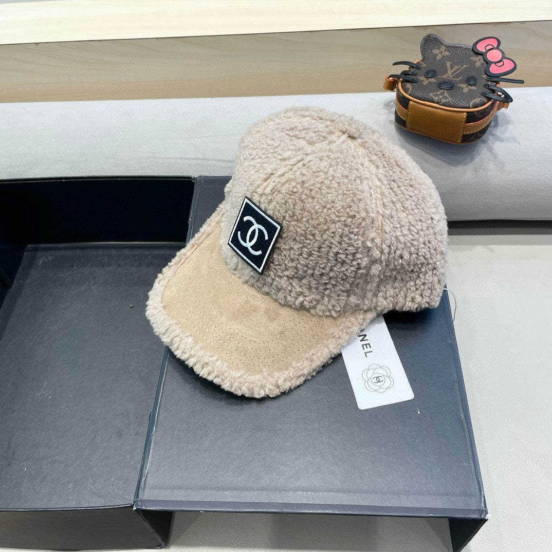 BASEBALL CAP IN CAMEL BEIGE SHEARLING 422432