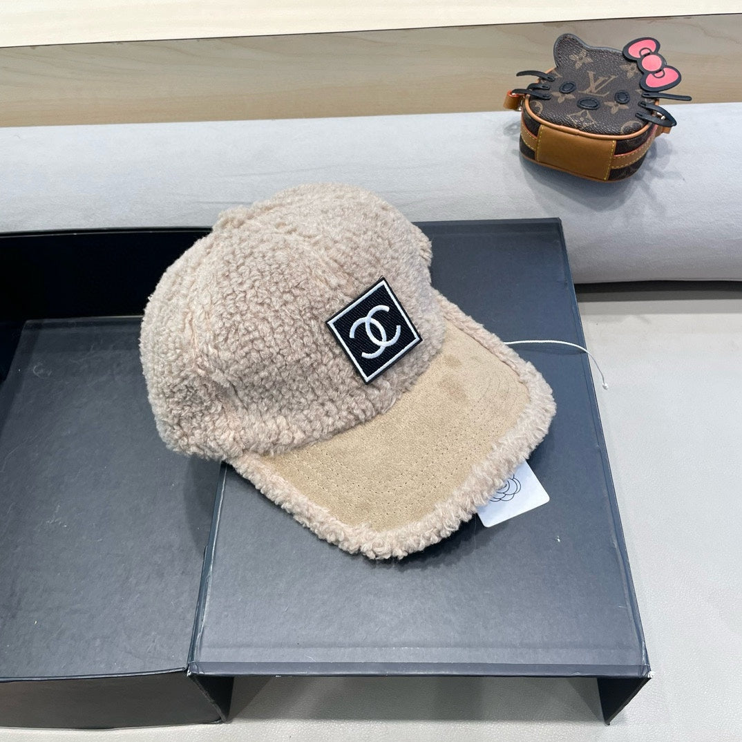 BASEBALL CAP IN CAMEL BEIGE SHEARLING 422432