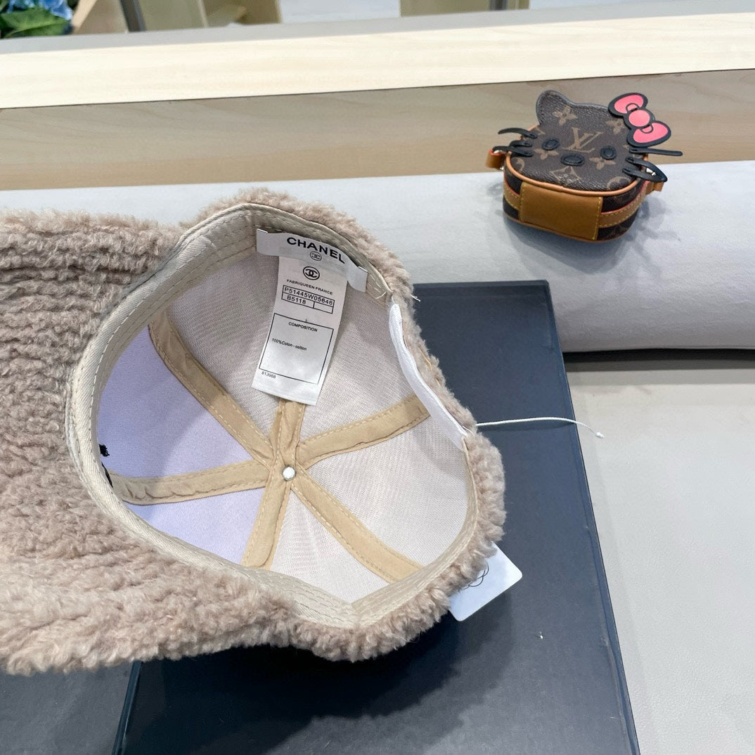 BASEBALL CAP IN CAMEL BEIGE SHEARLING 422432