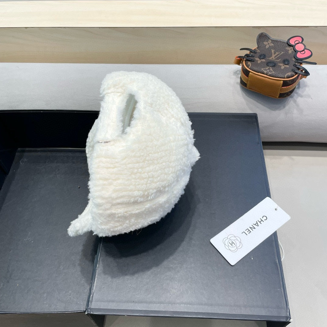 BASEBALL CAP IN WHITE SHEARLING 422434