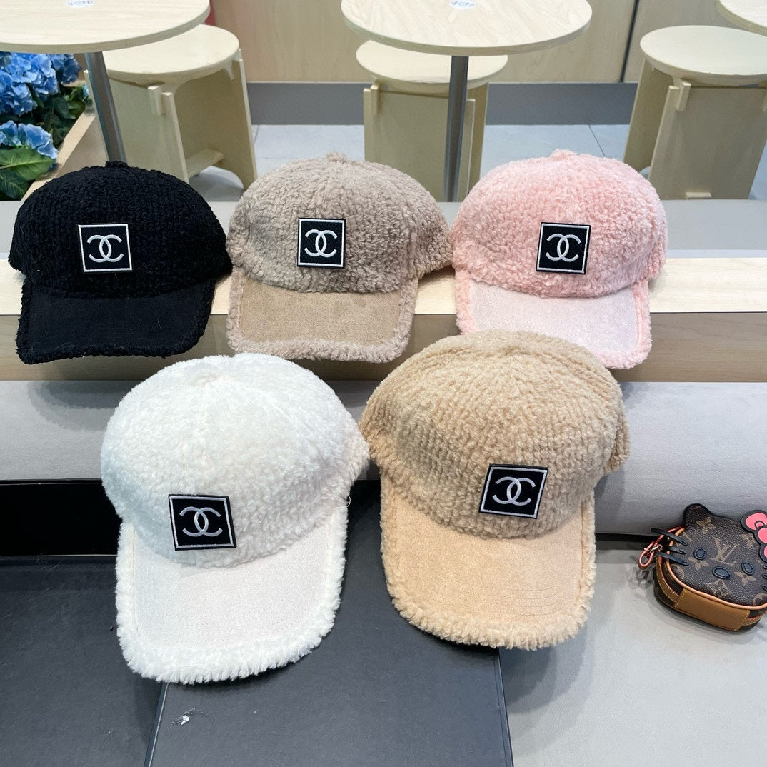 BASEBALL CAP IN WHITE SHEARLING 422434