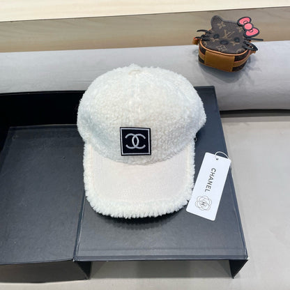 BASEBALL CAP IN WHITE SHEARLING 422434