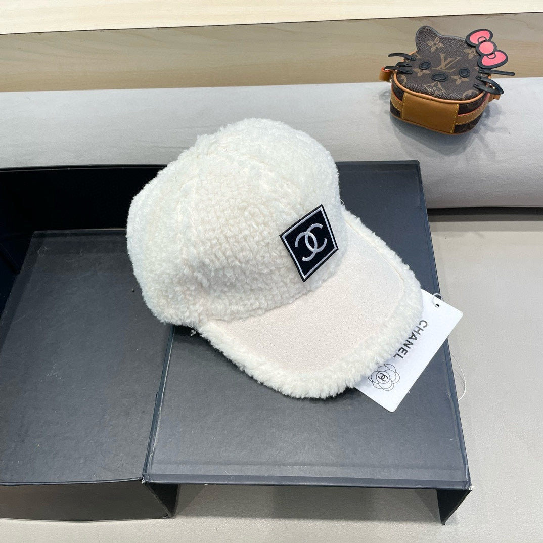 BASEBALL CAP IN WHITE SHEARLING 422434