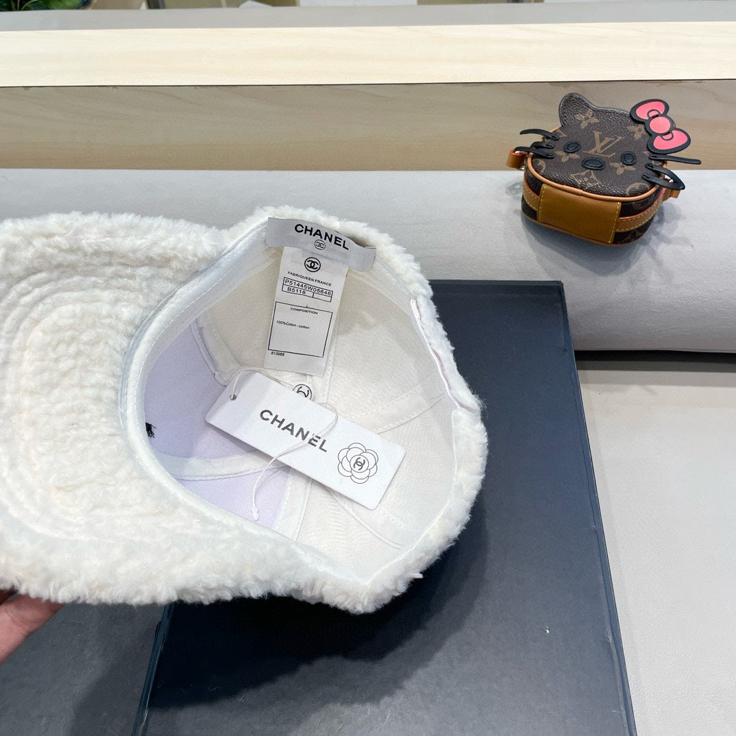 BASEBALL CAP IN WHITE SHEARLING 422434