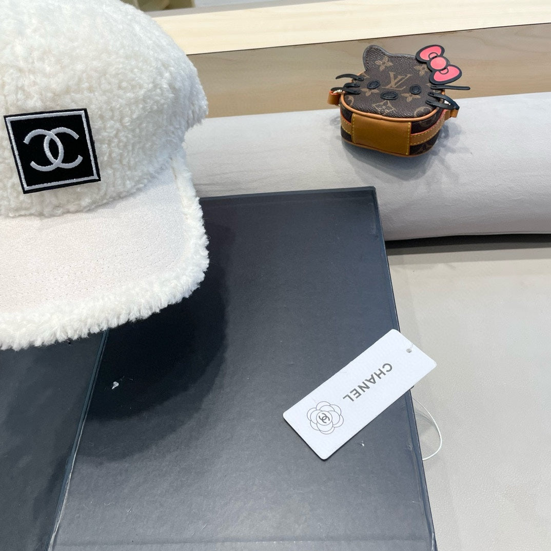 BASEBALL CAP IN WHITE SHEARLING 422434