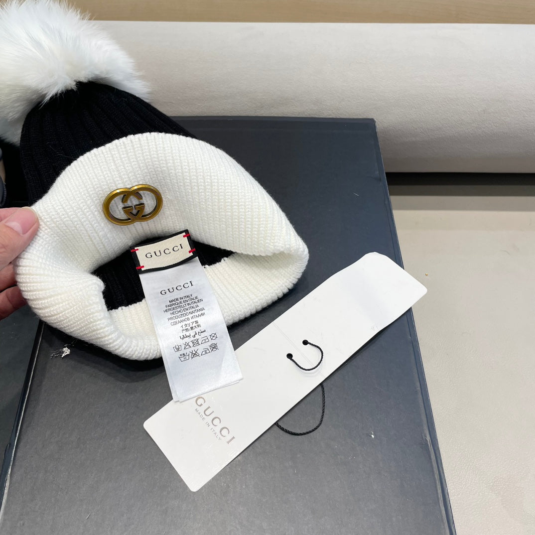 BEANIE HAT IN BLACK MIX WHITE WOOL AND FOX FUR 422524