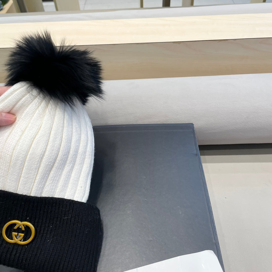 BEANIE HAT IN BLACK MIX WHITE WOOL AND FOX FUR 422504