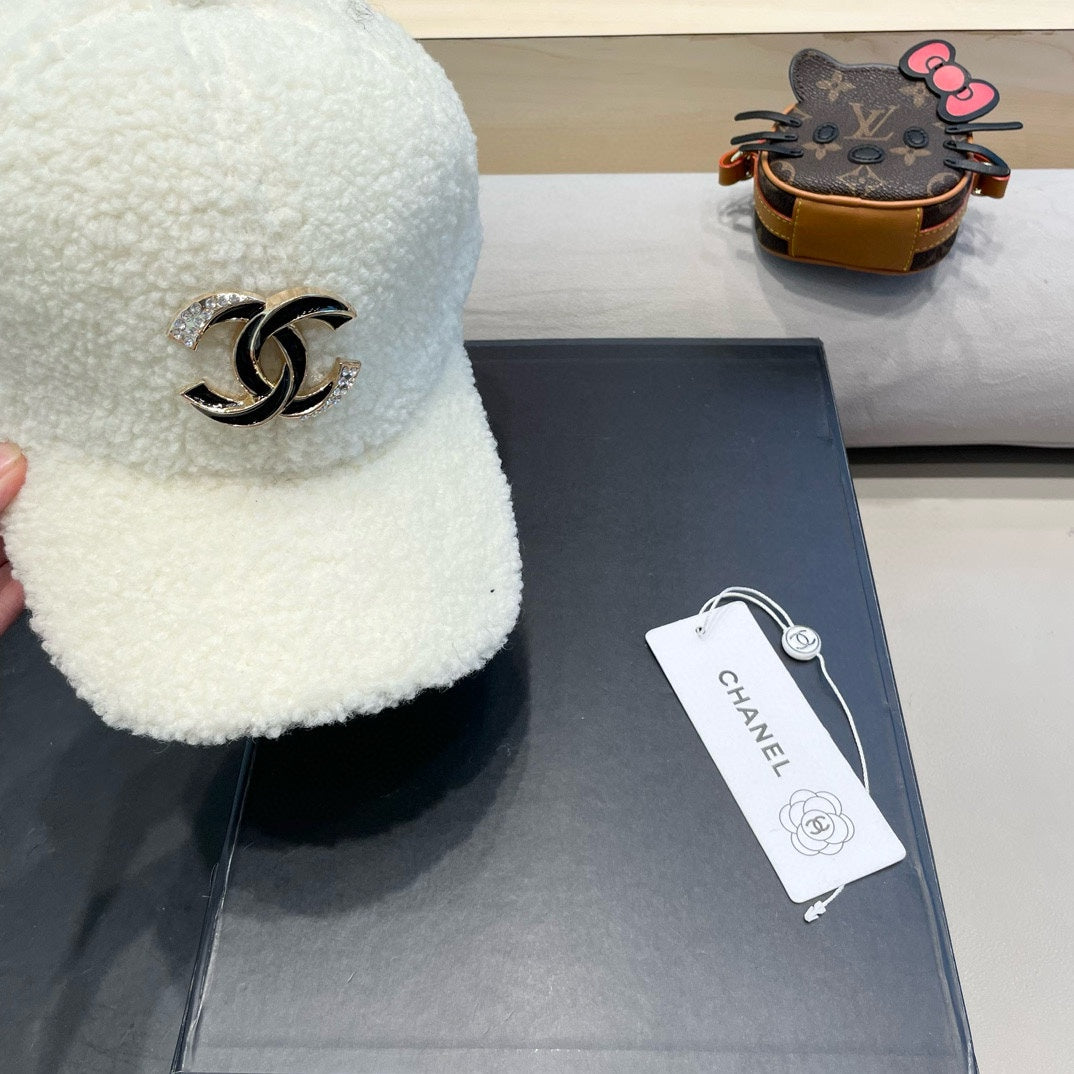 BASEBALL HAT IN WHITE LAMB FUR 424251