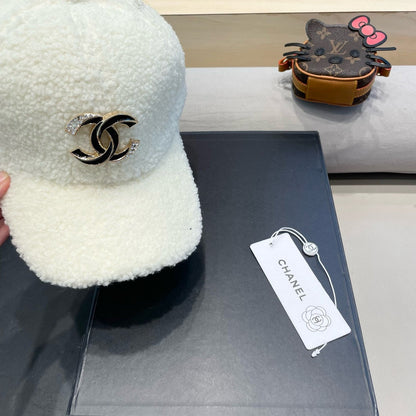 BASEBALL HAT IN WHITE LAMB FUR 424251