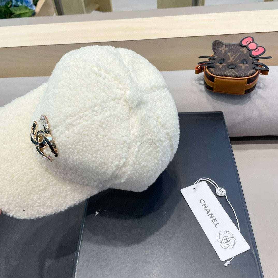 BASEBALL HAT IN WHITE LAMB FUR 424251