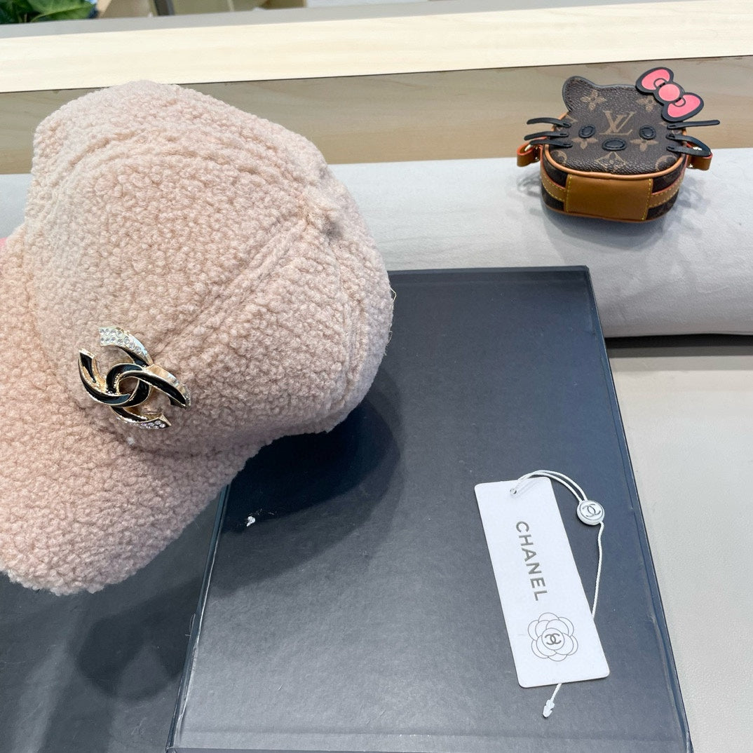 BASEBALL HAT IN LIGHT PINK LAMB FUR 424252