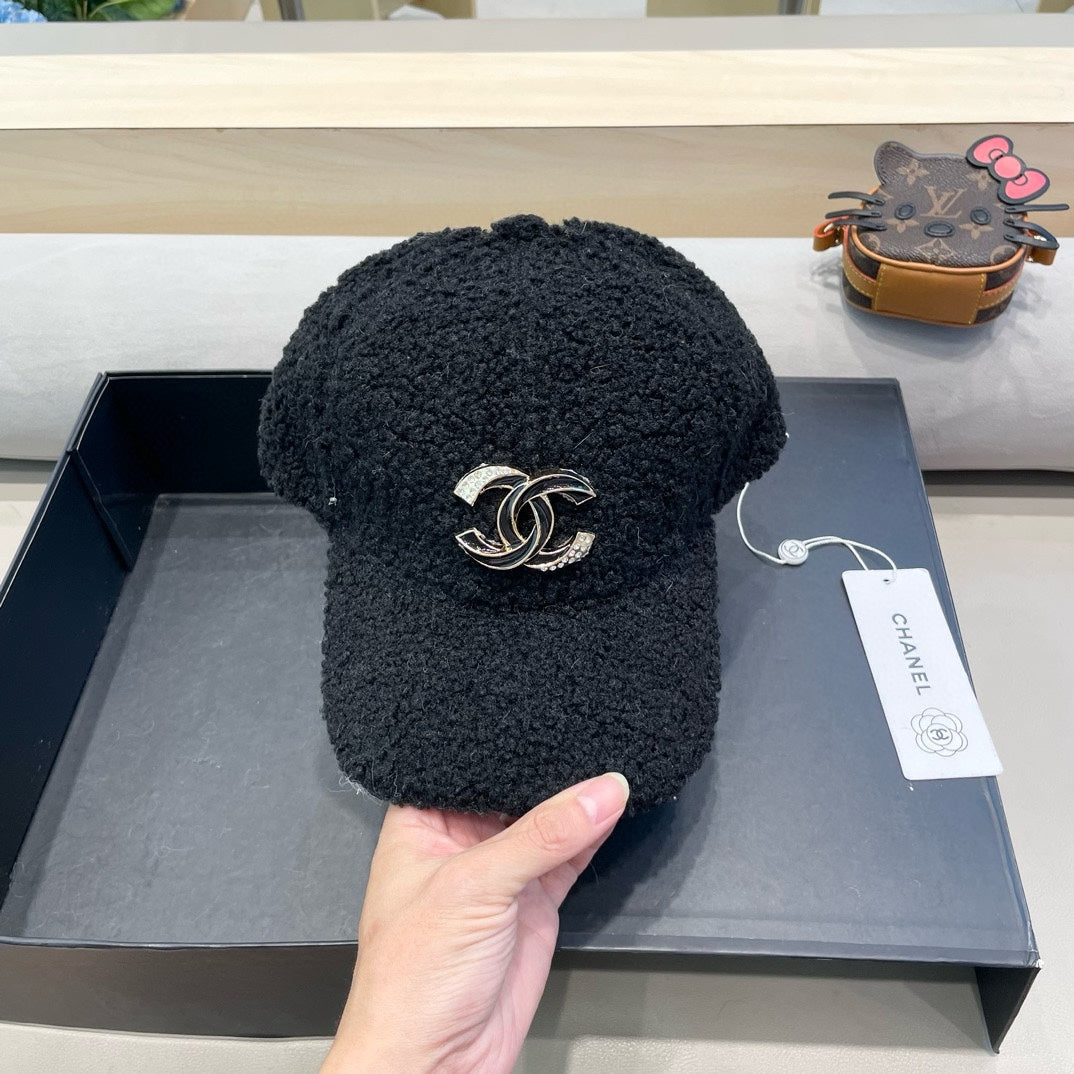 BASEBALL HAT IN BLACK LAMB FUR 424253