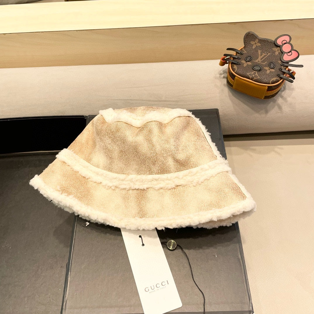 BUCKET HAT IN BEIGE TAN LAMBSKIN AND WHITE FLEECE 426222