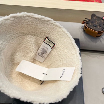 BUCKET HAT IN BEIGE TAN LAMBSKIN AND WHITE FLEECE 426222