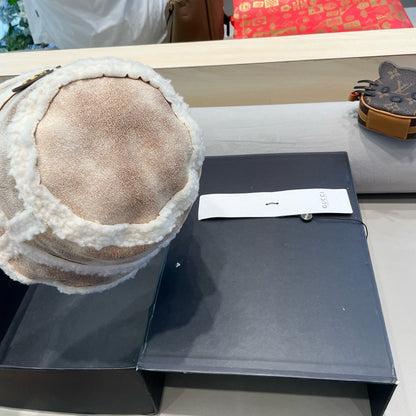 BUCKET HAT IN BEIGE TAN LAMBSKIN AND WHITE FLEECE 426222