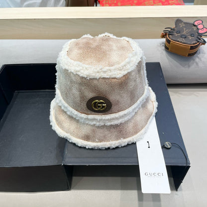 BUCKET HAT IN BEIGE TAN LAMBSKIN AND WHITE FLEECE 426222
