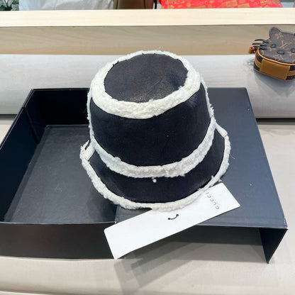 BUCKET HAT IN BLACK LAMBSKIN AND WHITE FLEECE 426223
