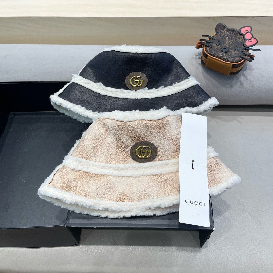 BUCKET HAT IN BLACK LAMBSKIN AND WHITE FLEECE 426223