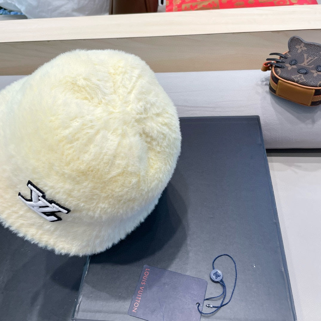 BUCKET HAT IN WHITE RABBIT FUR 426224