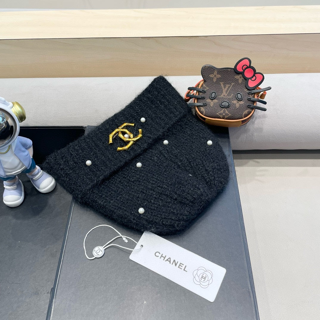 BEANIE HAT IN BLACK WOOL 430082